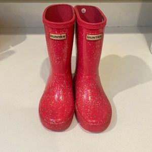Hunter girl rain boots with glitter. In great condition.
